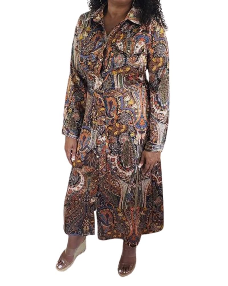 Front of a model wearing a size Large Long Sleeve Maxi Shirt Dress in Paisley in Paisley by Q2. | dia_product_style_image_id:346155